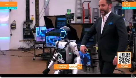Mario Arbulú, CEO de Robotics 4.0, junto al humanoide Unitree G1 en el set de RCN Noticias Mañana Express