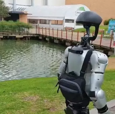 Humanoide Unitree G1 patrullando los jardines del Centro Empresarial Centro Chía