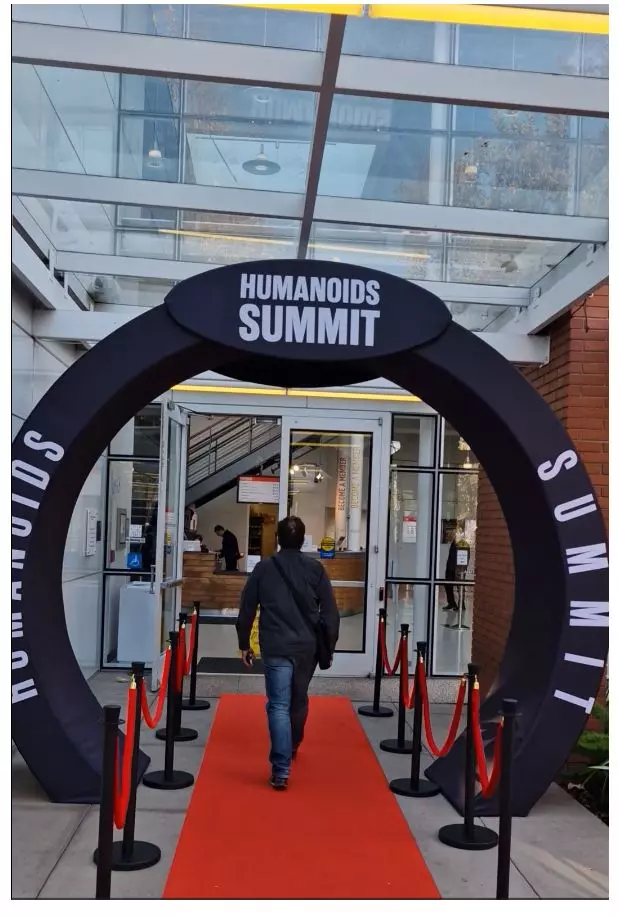 Entrada principal del Humanoids Summit con alfombra roja