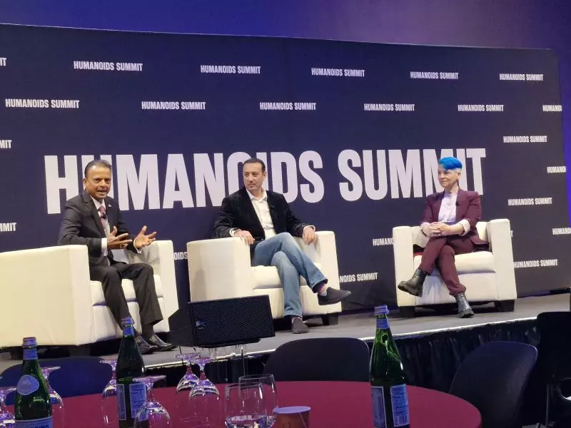 Panel de conversación en el escenario principal del Humanoids Summit
