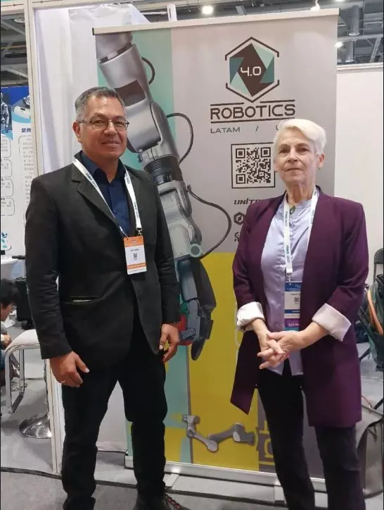 Mario Arbulú, CEO de Robotics 4.0, junto a Andra Keay en IROS 2025, Hangzhou, China
